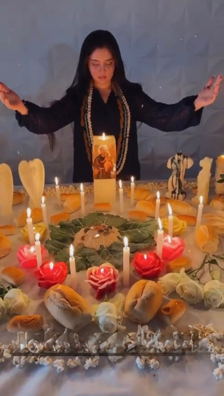 Mãe Esmeralda em ritual de trabalho amoroso com velas e oferendas